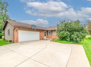 101 Country Club Dr, Pekin, IL 61554