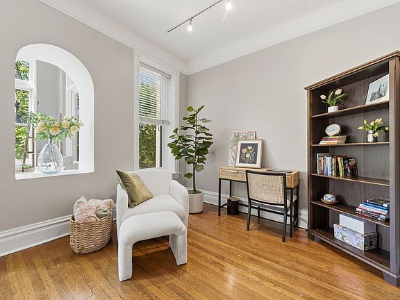 3rd image of 628 W Sheridan Rd APT 3E