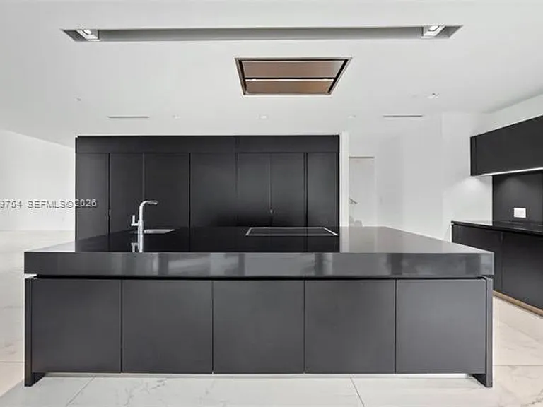 1000 Biscayne Blvd #Penthouse 1201 — Photo 4