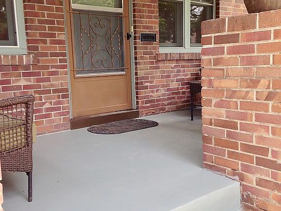Front porch 752