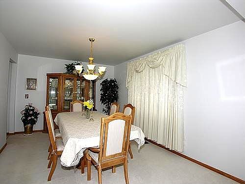 Holiday-size Formal Dining Rm
