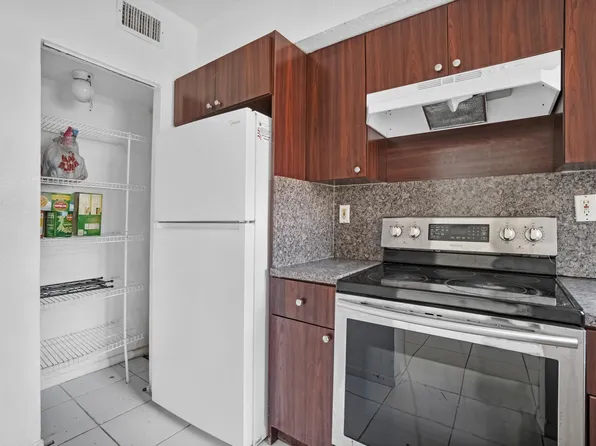 306 NW 84th Terrace #306, Miami, FL 33150