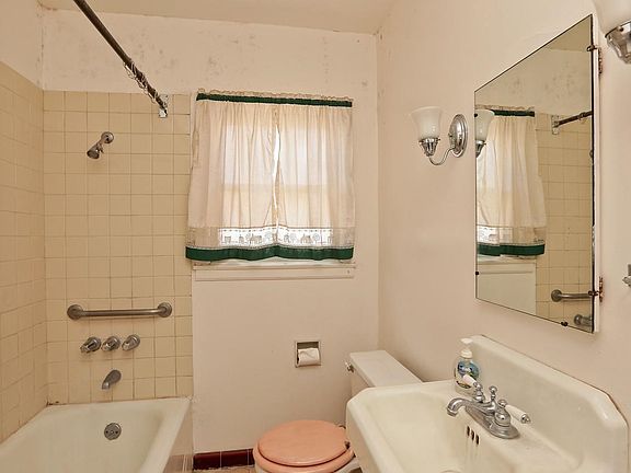 3rd image of 382 W Virginia St