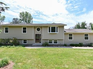 S42W27573 Oak Grove Ln, Waukesha, WI 53189