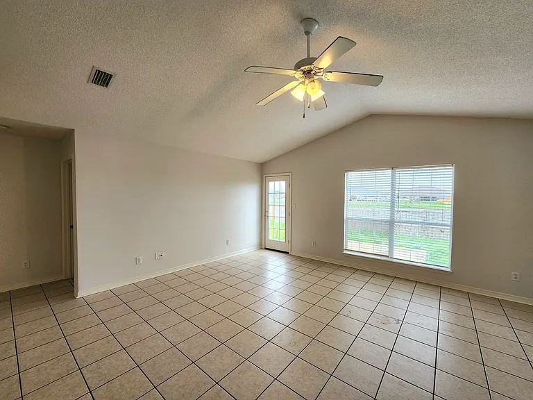 2704 Hampton Park Cir — Photo 2