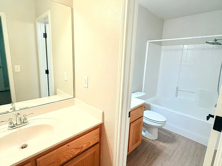 1203 E Avenue G — Photo 6