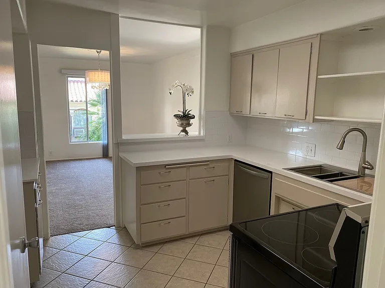 285 W California Blvd — Photo 12