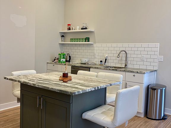 4th image of 923 Ann St