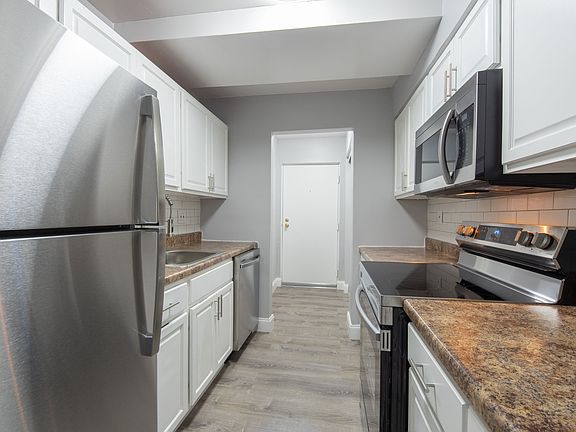 3rd image of 1202 Westlawn Ct #3A