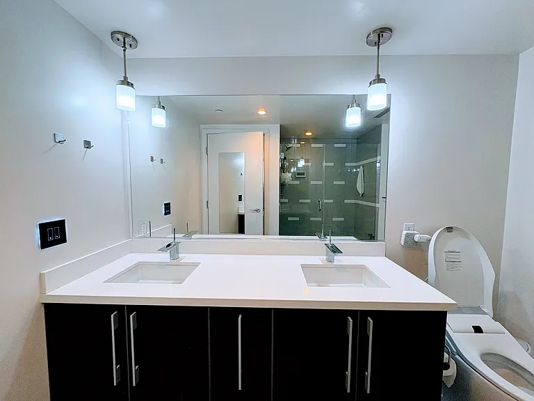 Main Bedroom's Bathroom (1)