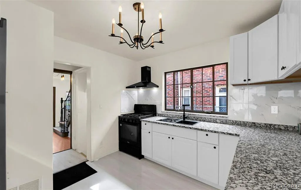 3 bed, 3.0 bath, 2919 sqft, $4,000 — Photo 3
