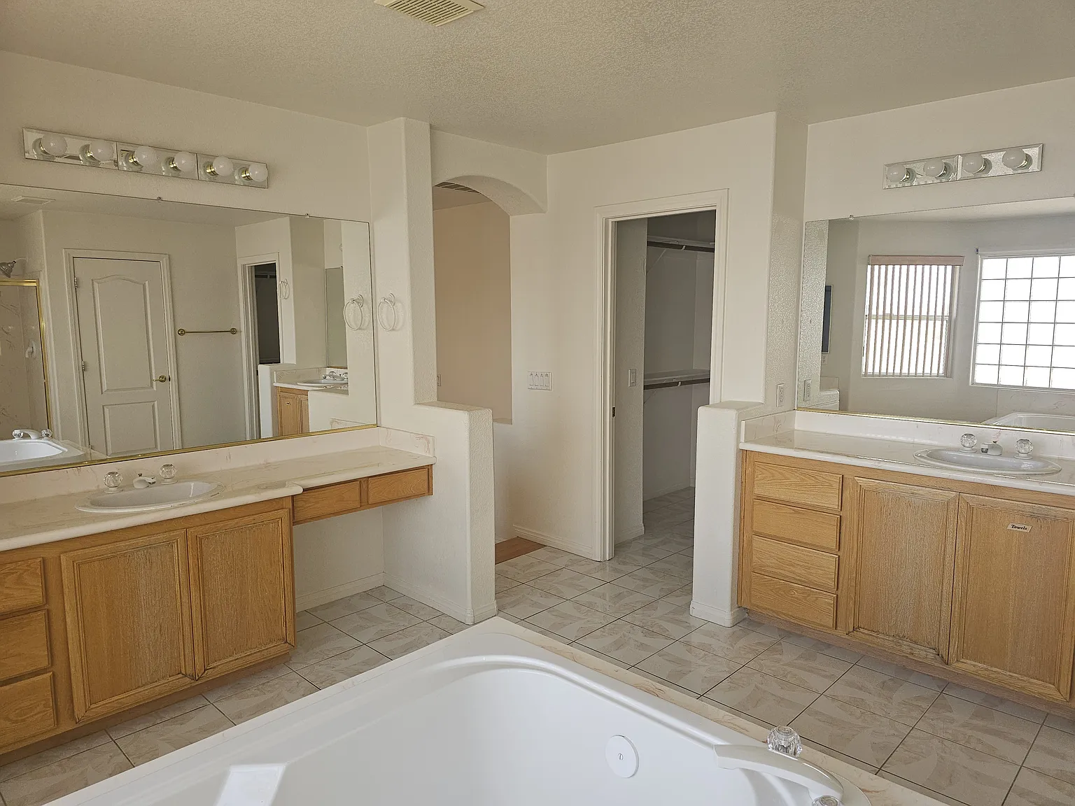 4 bed, 3260 sqft, $3,195 — Photo 2
