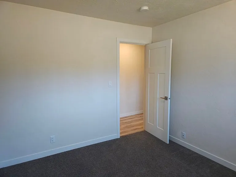 3994 Crestview Dr S — Photo 16