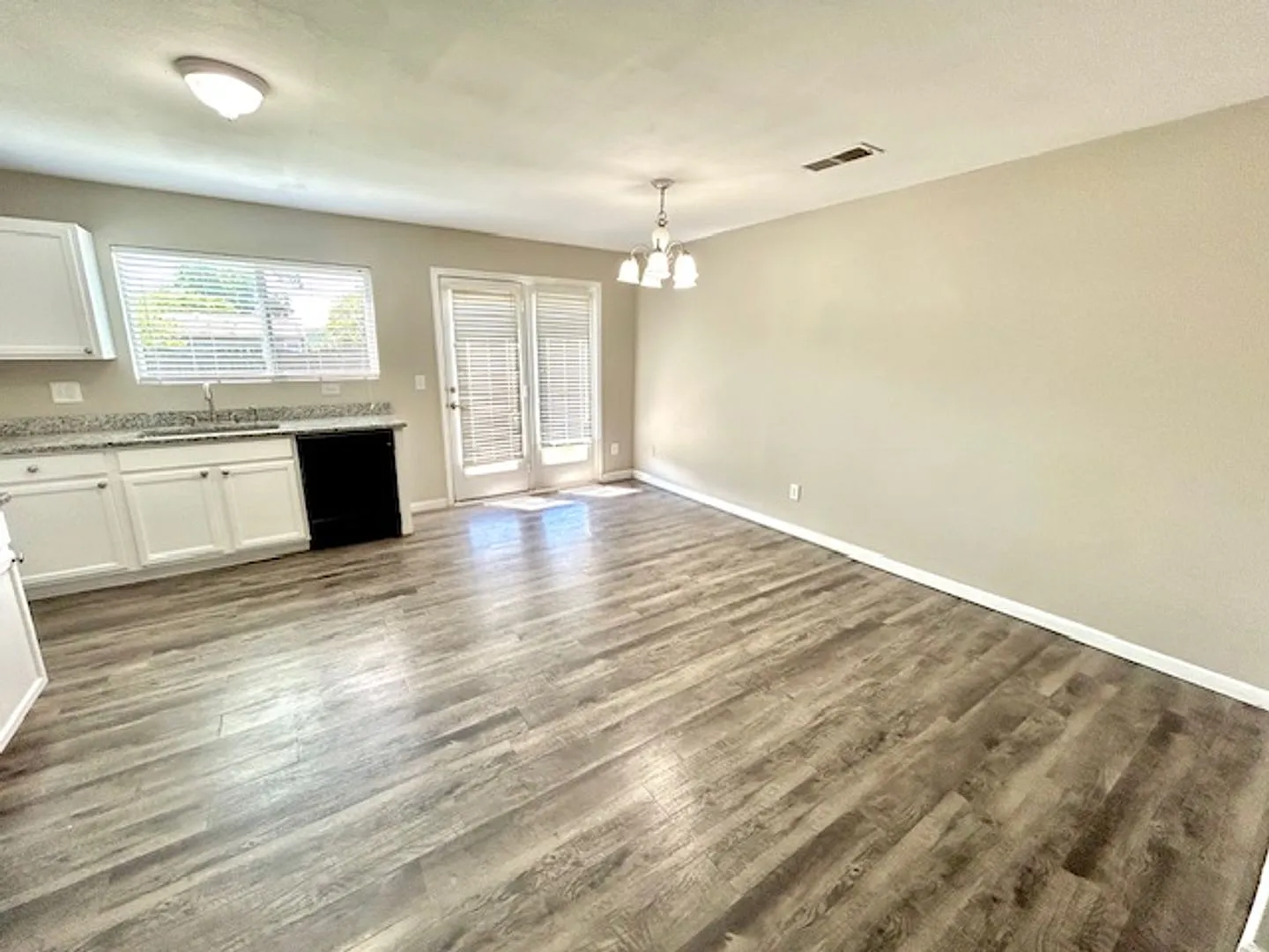 Cozy 3 Bedroom Home in Convenient Huntsville Location — Photo 4