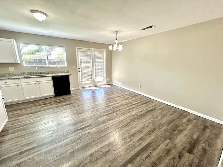 228 Dormont Dr NE — Photo 4