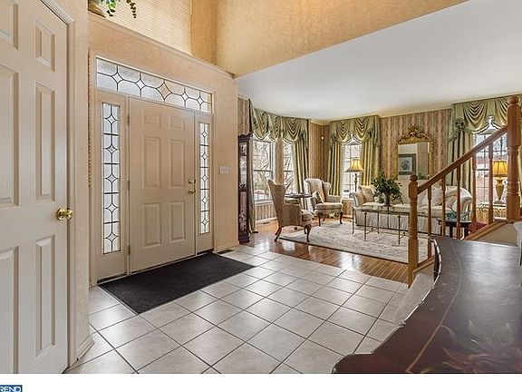 5th image of 9 Hartsdale Ct