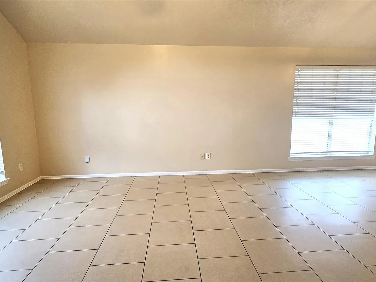 4 bed, 2.0 bath, 1896 sqft, $2,000 — Photo 4