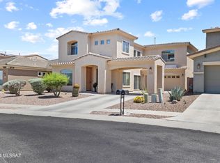 洋書 Mountain Houses Mummy Mountain estate with giant granite rock inside listed