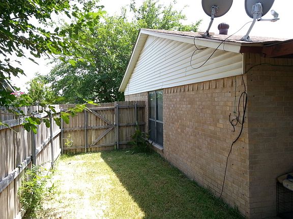 3rd image of 1225 Oakbluff Dr