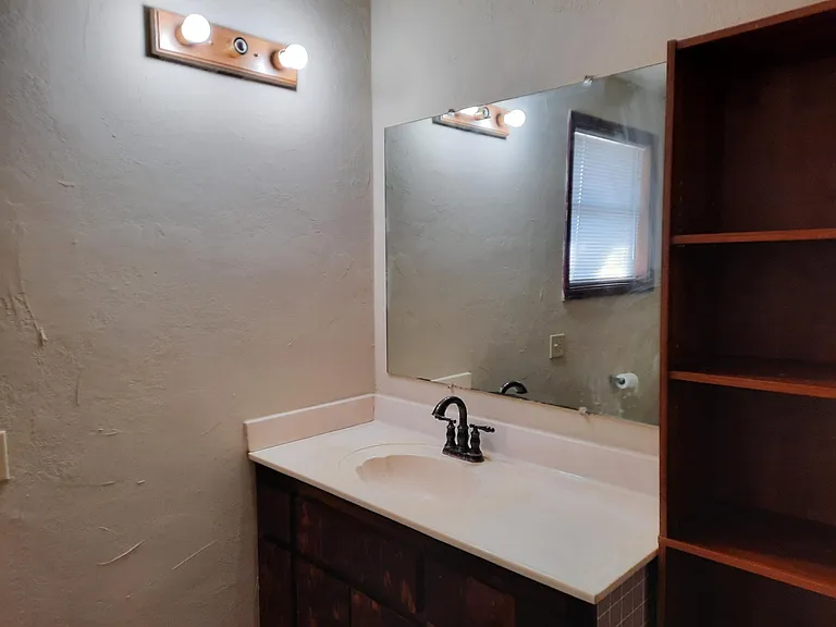 812 E Walnut St — Photo 12