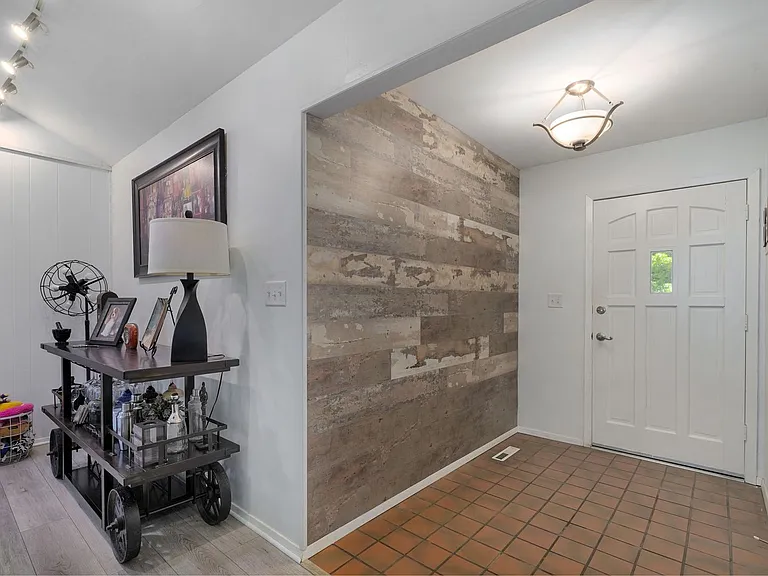2351 S Rogers Ave — Photo 5