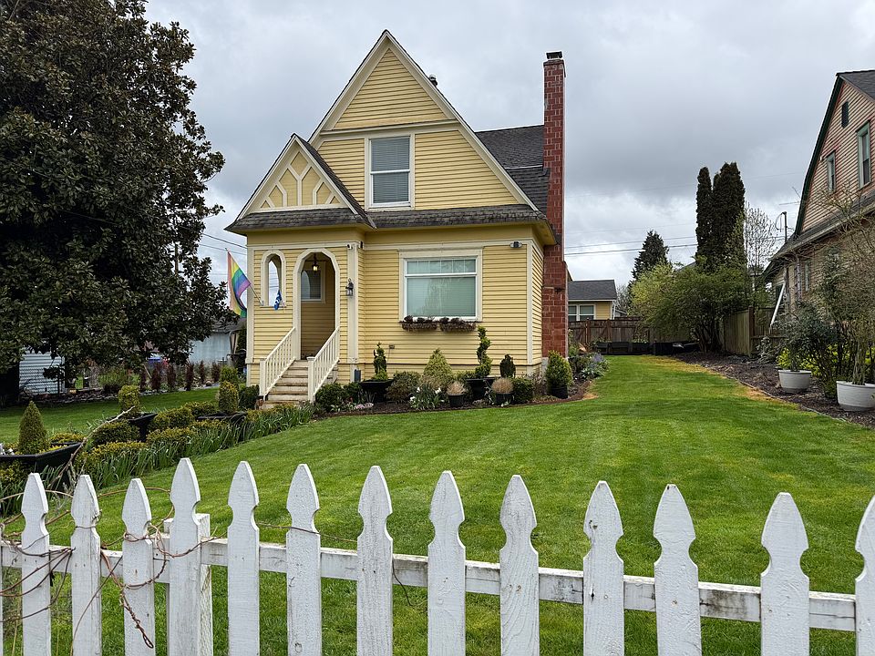 Front of home 1898 Victorian. Huge fenced yard,