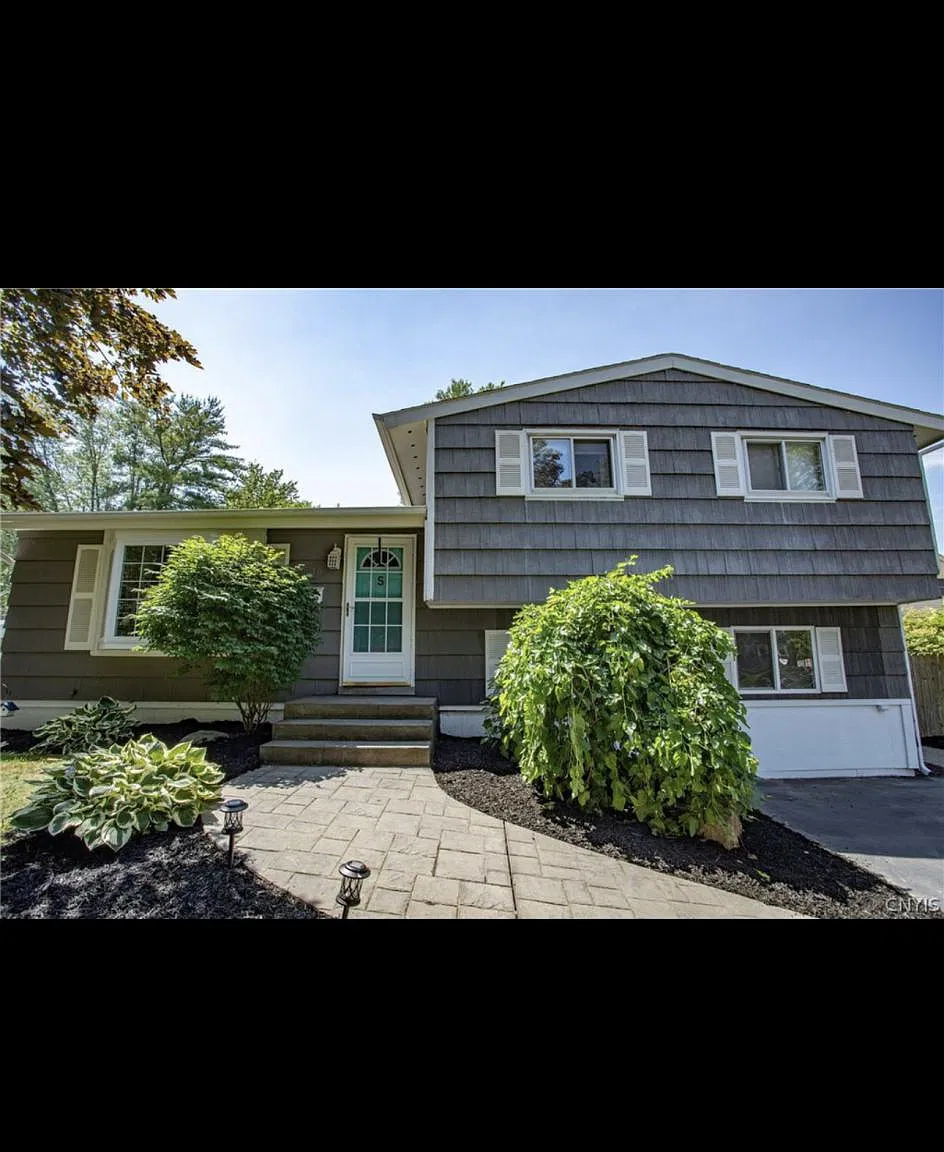3 bed, 1.5 bath, 1452 sqft, $2,350 — Photo 1