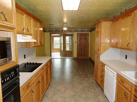5th image of 230 Maplewood St