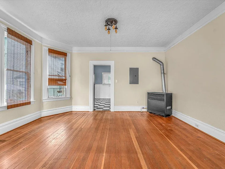 Living room / dining area looking toward kitchen