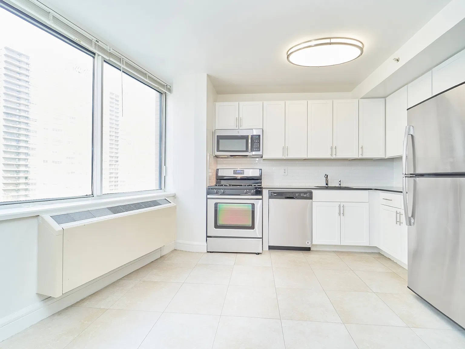 160 Riverside Boulevard — Photo 4