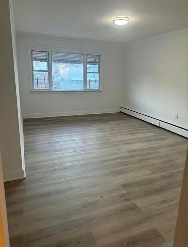 3 bed, 1.0 bath, 1279 sqft, $3,811 — Photo 1