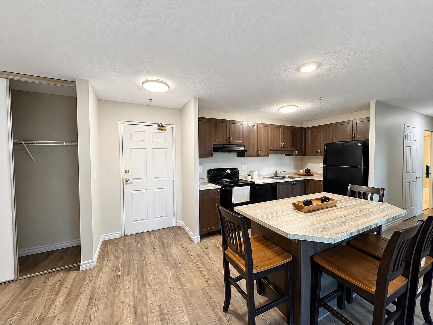 4 bed, 502 sqft, $2,999 — Photo 4