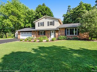 1049 Hillcrest Ave, Brighton, MI 48116