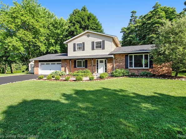 1049 Hillcrest Ave, Brighton, MI 48116