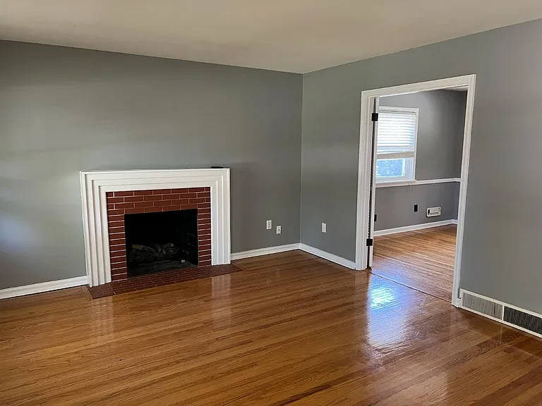 1502 Lynn Way — Photo 3