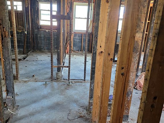 4th image of 2312 Forest Ave