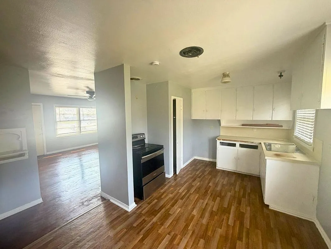 3 bed, 1.0 bath, 1008 sqft, $1,500 — Photo 2