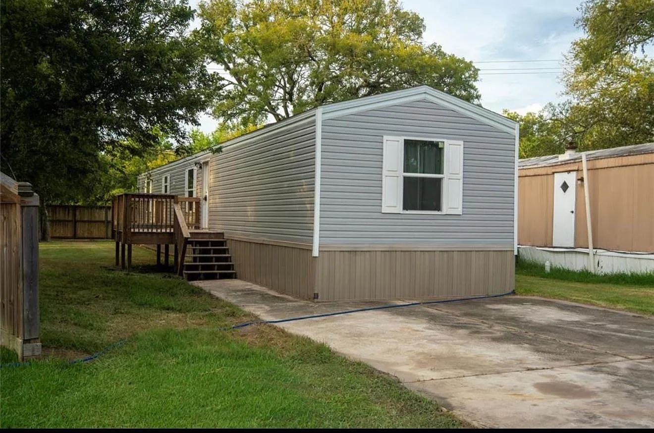 3 bed, 2.0 bath, 1064 sqft, $1,350 — Photo 1