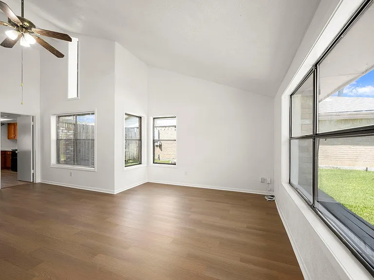 7415 Creekfield Dr — Photo 11