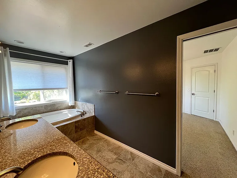 1592 Kingston Way — Photo 25