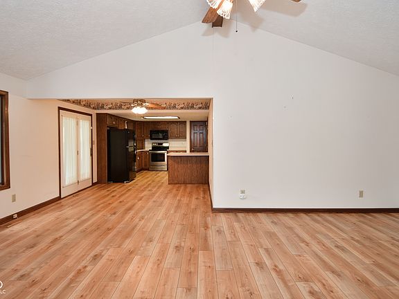 5th image of 1067 Cedar Glen South Dr