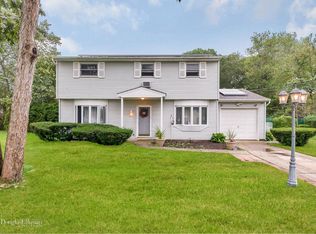 9 Tarpon Ln, Centereach, NY 11720