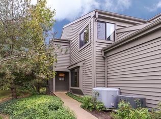 957 Longmeadow Ct #1, Lake Barrington, IL 60010