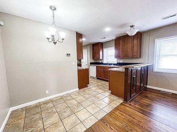 4th image of 129 E McLaughlin Ave