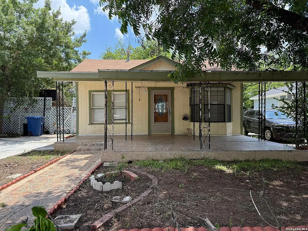 2 bed, 1.0 bath, 672 sqft, $1,600 — Photo 2