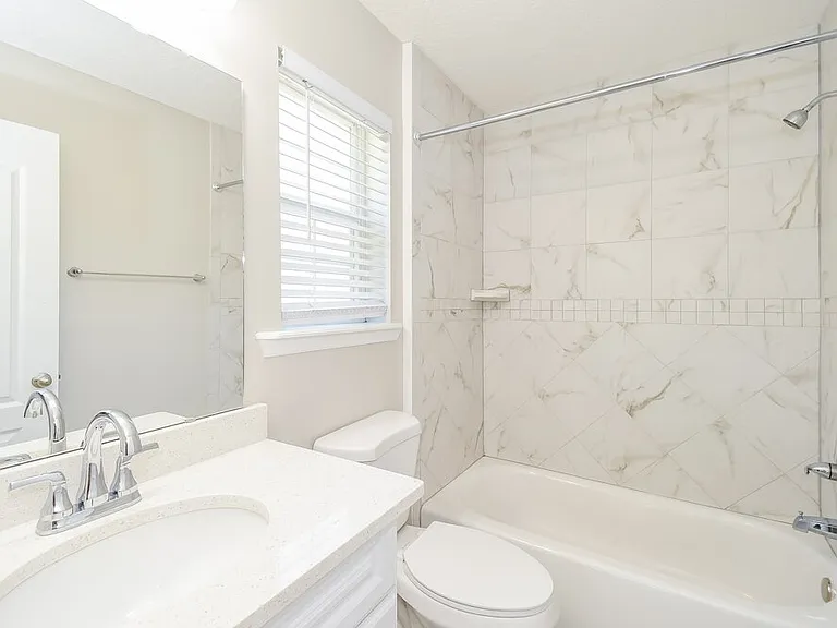 1040 W 7th St — Photo 13