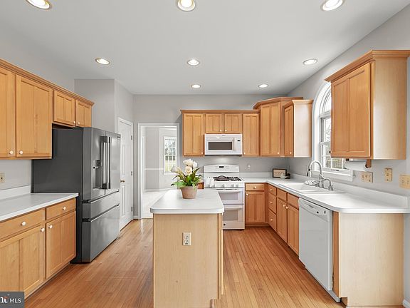 5th image of 102 Skylark Ct