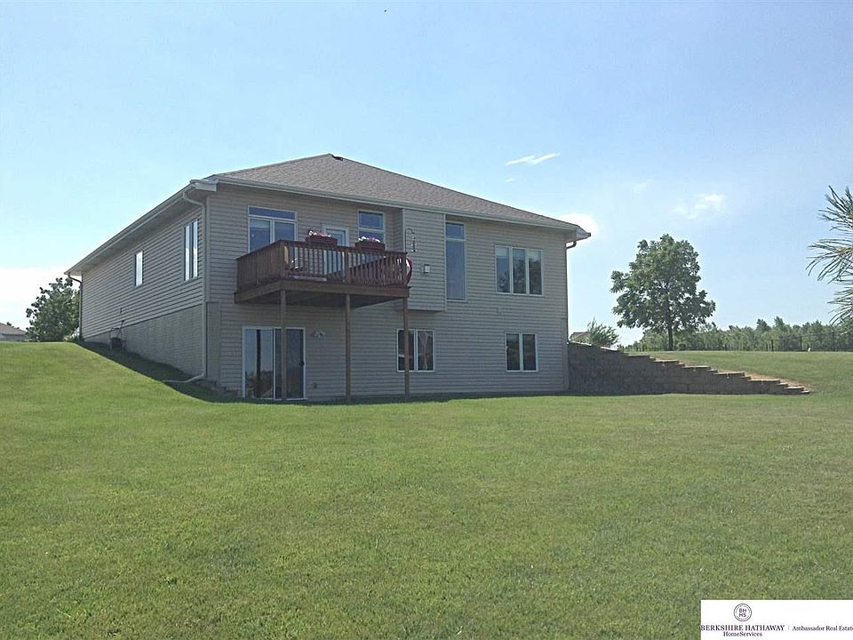 2nd image of 16016 Hanover Cir
