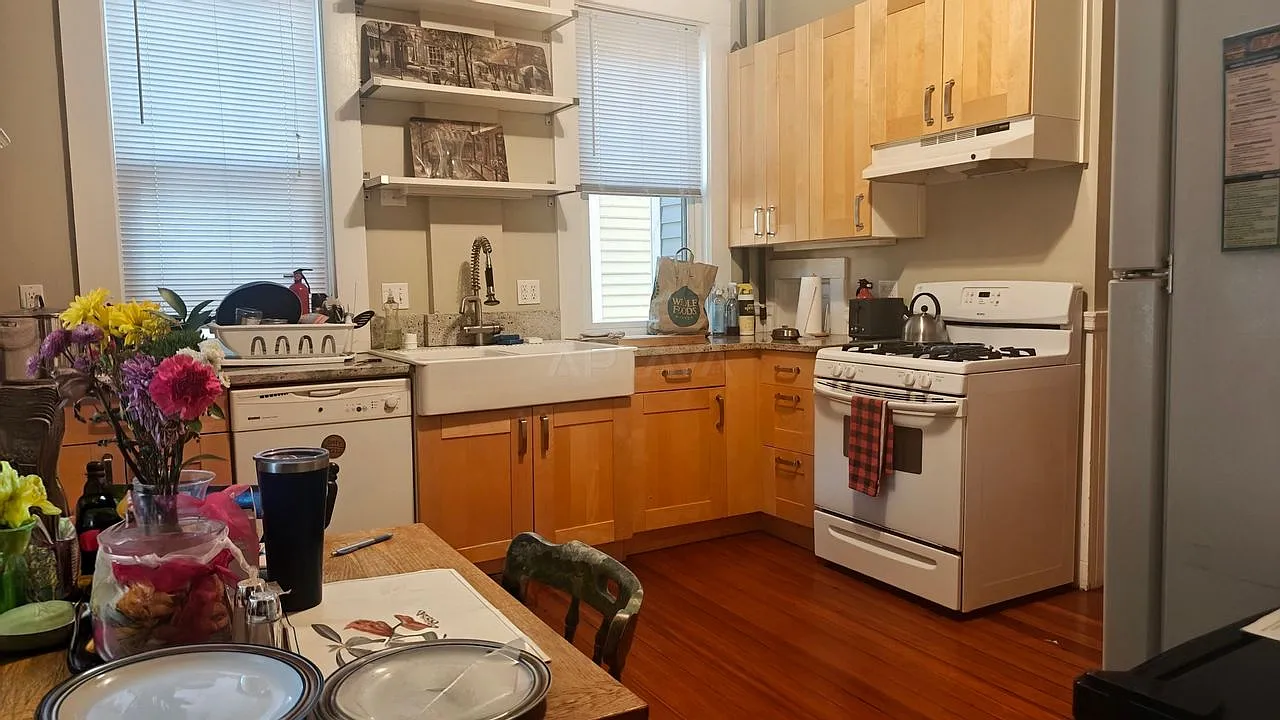Spring Hill / Porter Square area, 2 bedroom, 1 bathroom apartment — Photo 4