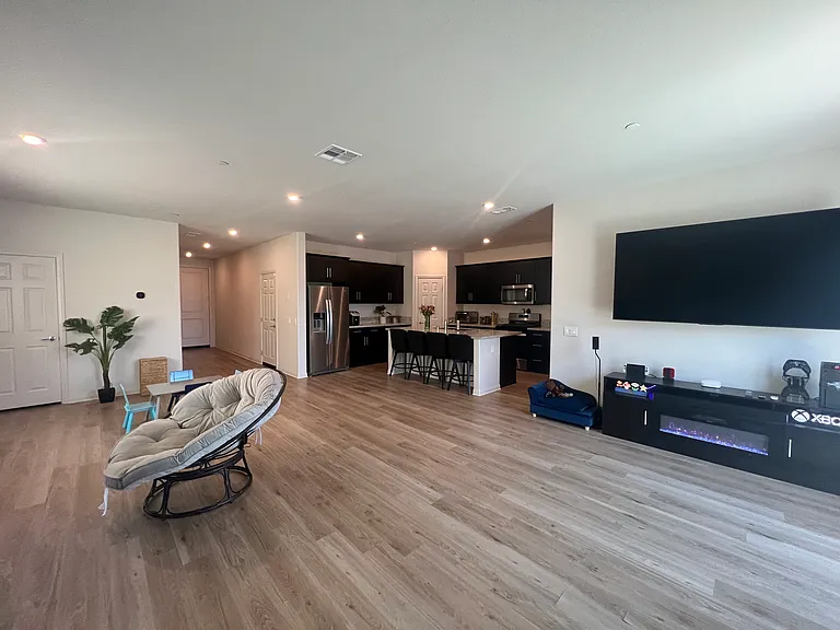 Great / Living room overlooking Kitchen